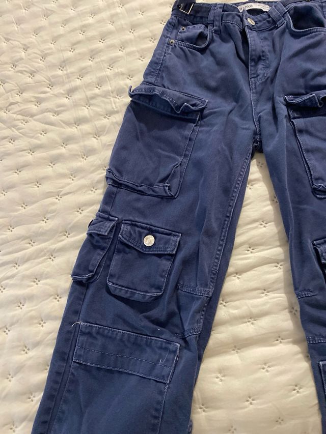 Pantalón cargo azul mujer talla 32 Bershka