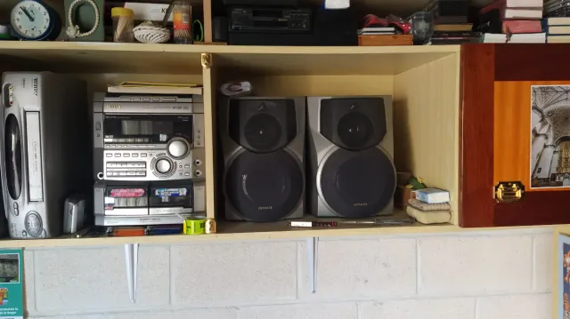 Cadena de música Aiwa con altavoces