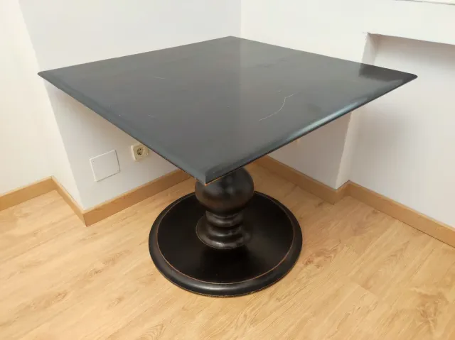 Mesa de madera negra cuadrada