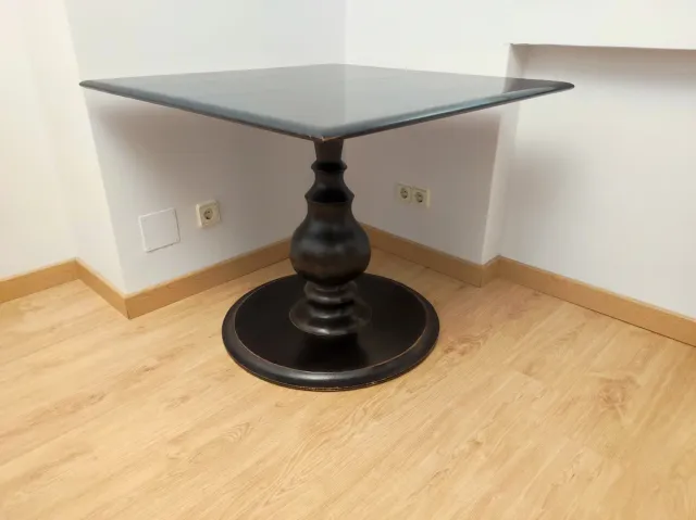 Mesa de madera negra cuadrada