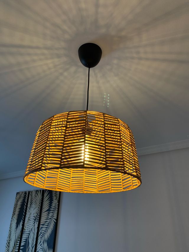 Lámpara de techo bambú y plástico