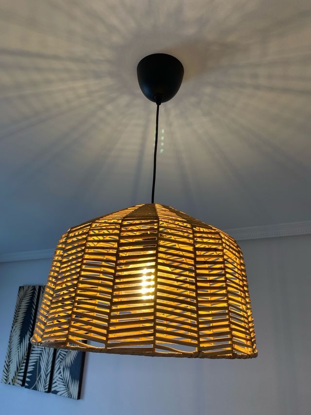 Lámpara de techo bambú y plástico