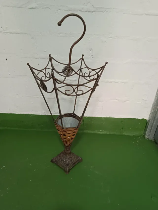 Paragüero antiguo metal y mimbre