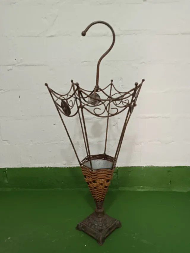 Paragüero antiguo metal y mimbre