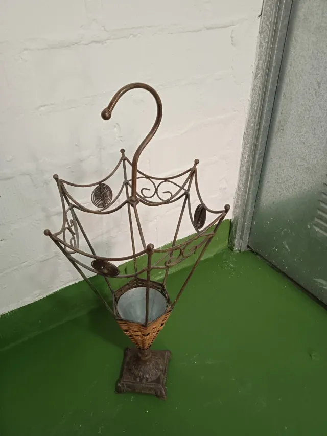 Paragüero antiguo metal y mimbre