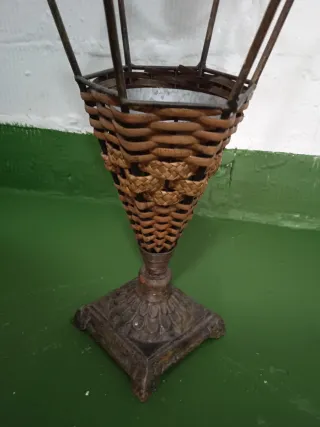 Paragüero antiguo metal y mimbre