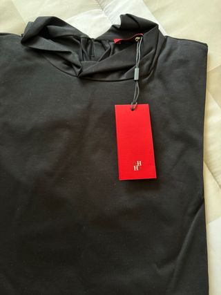 Camiseta Carolina Herrera negra con lazo