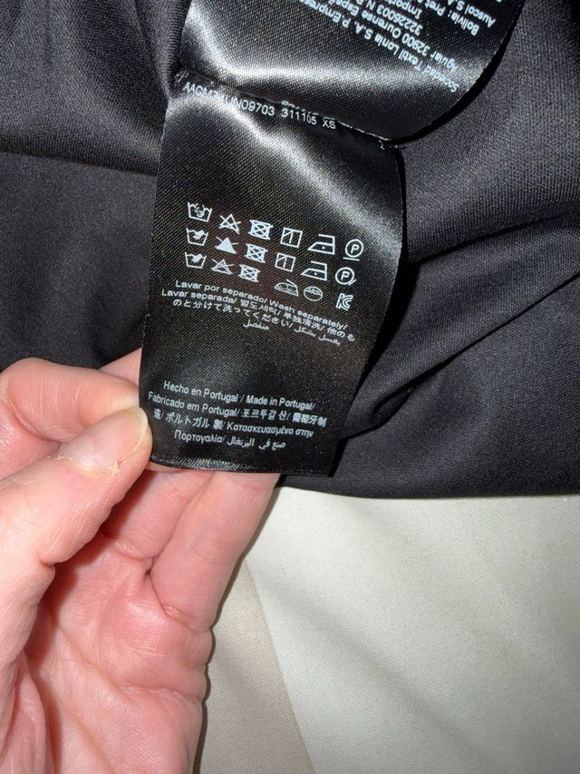 Camiseta Carolina Herrera negra con lazo