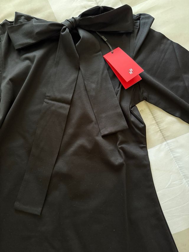 Camiseta Carolina Herrera negra con lazo