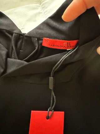 Camiseta Carolina Herrera negra con lazo