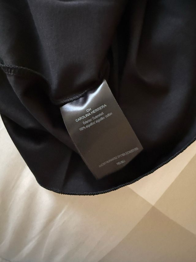 Camiseta Carolina Herrera negra con lazo