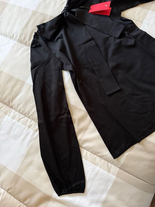 Camiseta Carolina Herrera negra con lazo