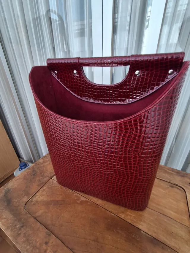 Revistero de piel sintética granate