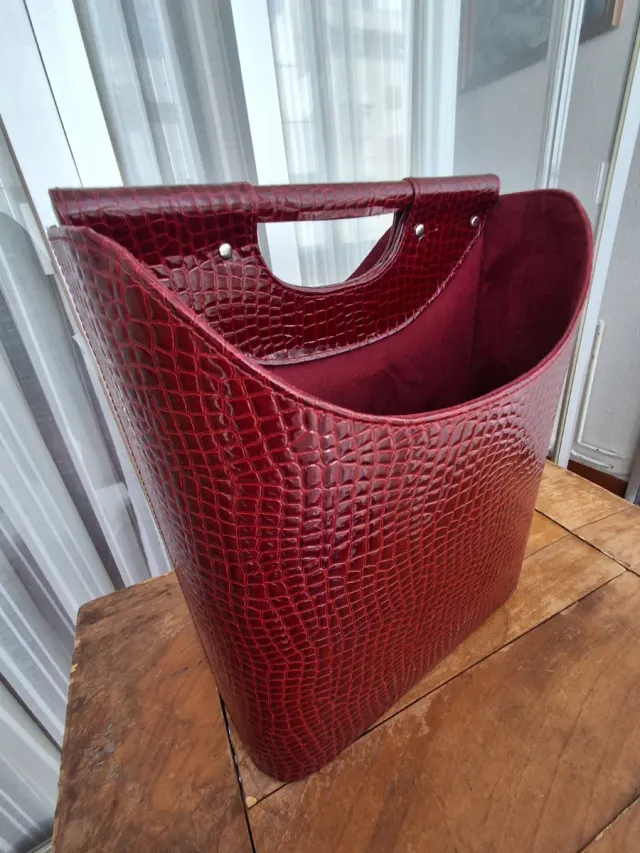 Revistero de piel sintética granate