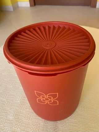 Contenitore Tupperware rosso