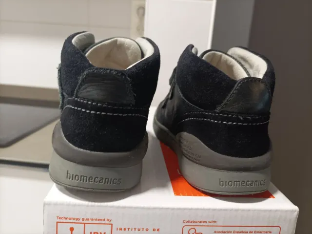 Biomècanics Botas Negras Poco Uso. Talla 28.