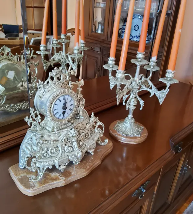 Reloj y 2 candelabros decorativos con baño plata