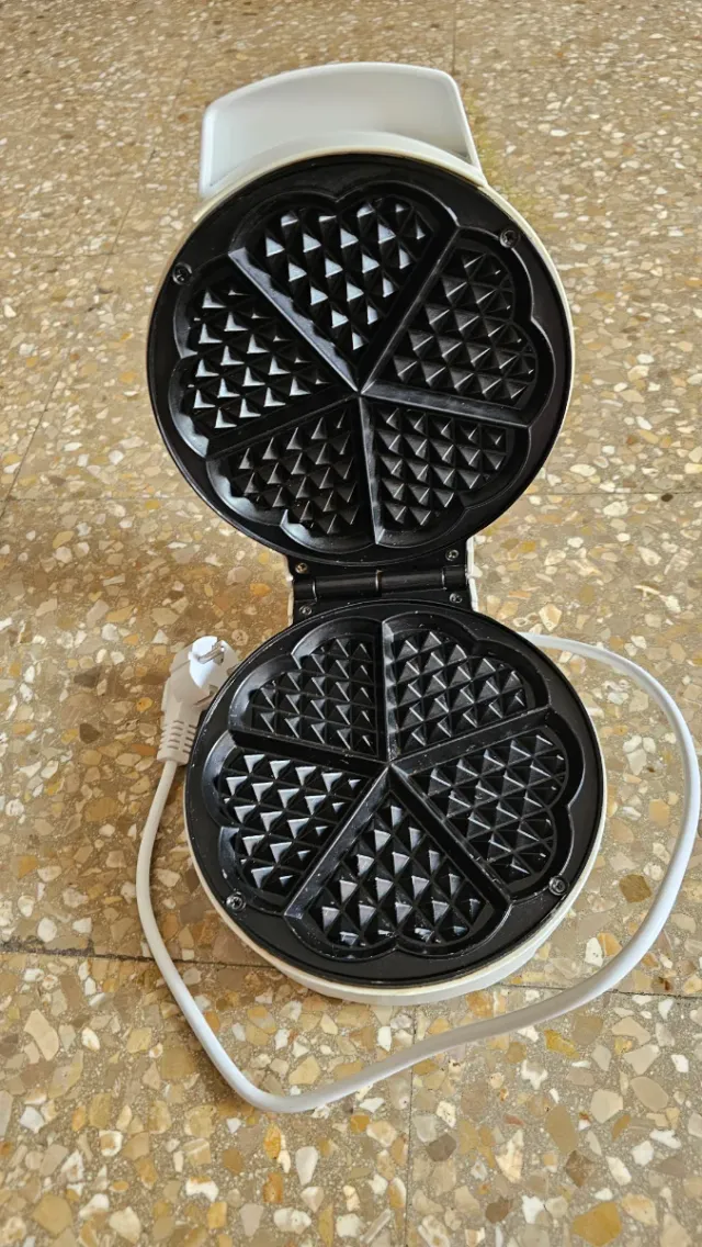 Cecotec Waflera Plata y Blanca