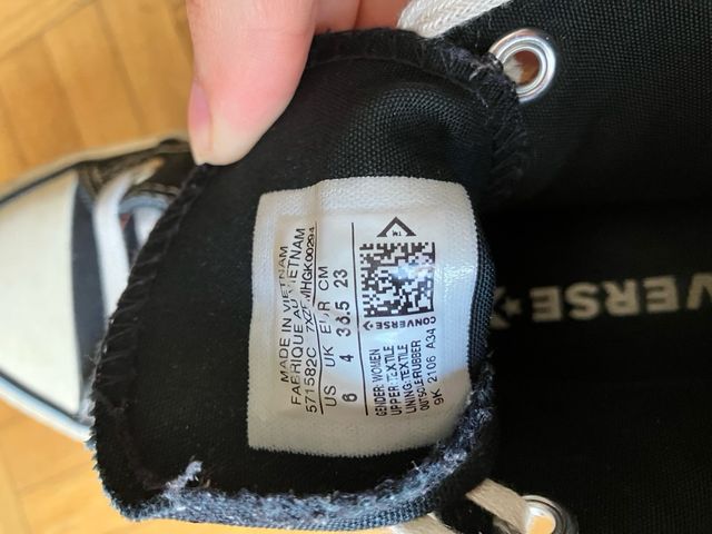 Converse negras con plataforma y detalles azules