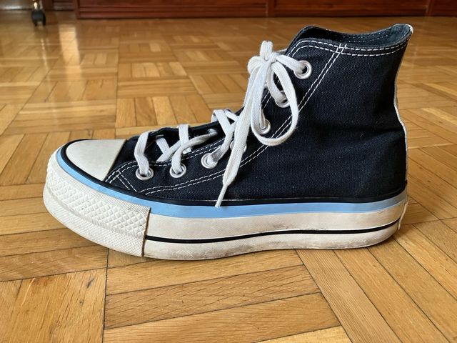 Converse negras con plataforma y detalles azules