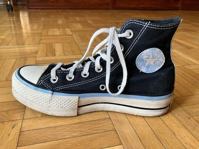 Converse negras con plataforma y detalles azules