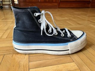 Converse negras con plataforma y detalles azules