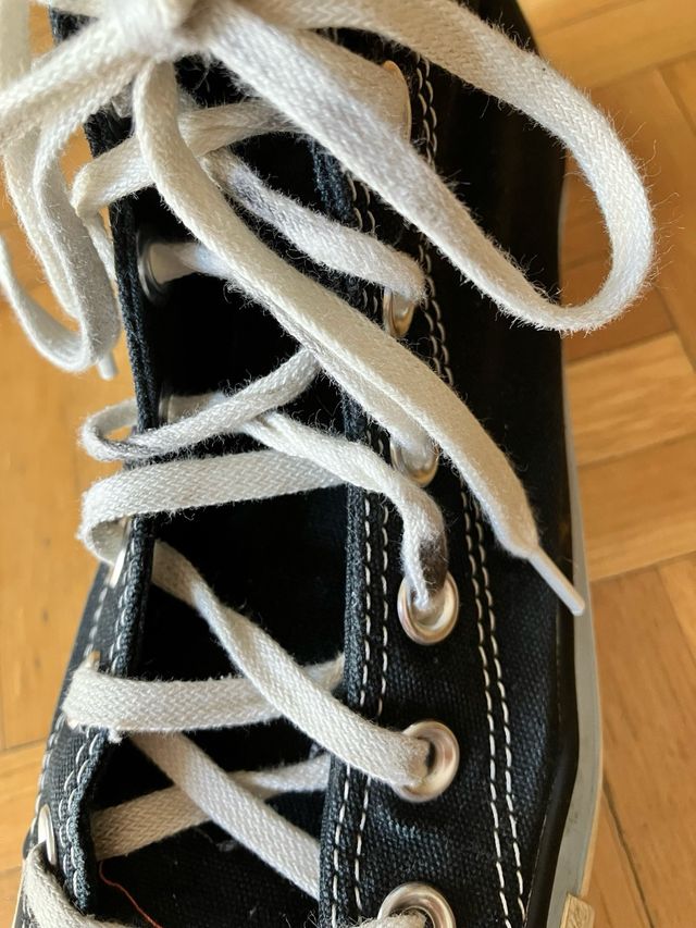 Converse negras con plataforma y detalles azules