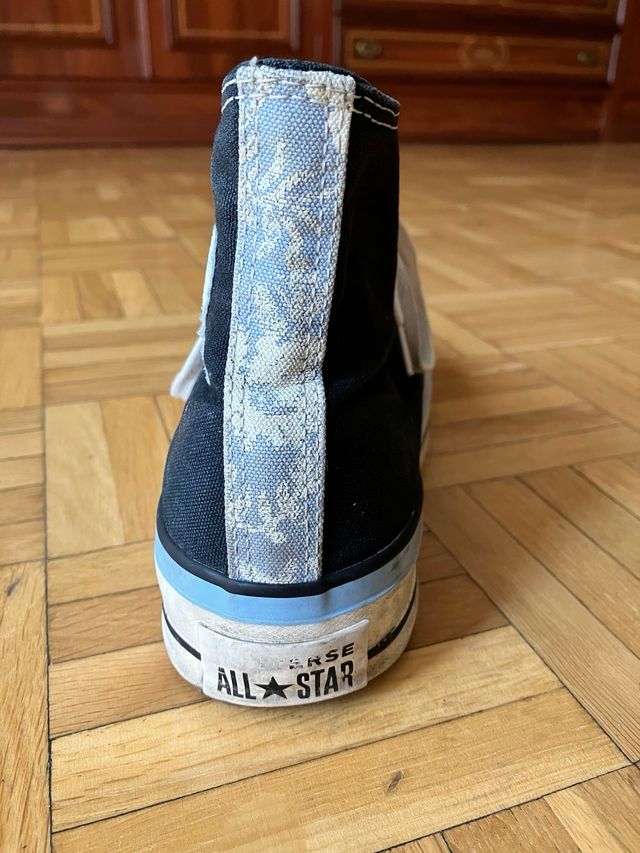 Converse negras con plataforma y detalles azules