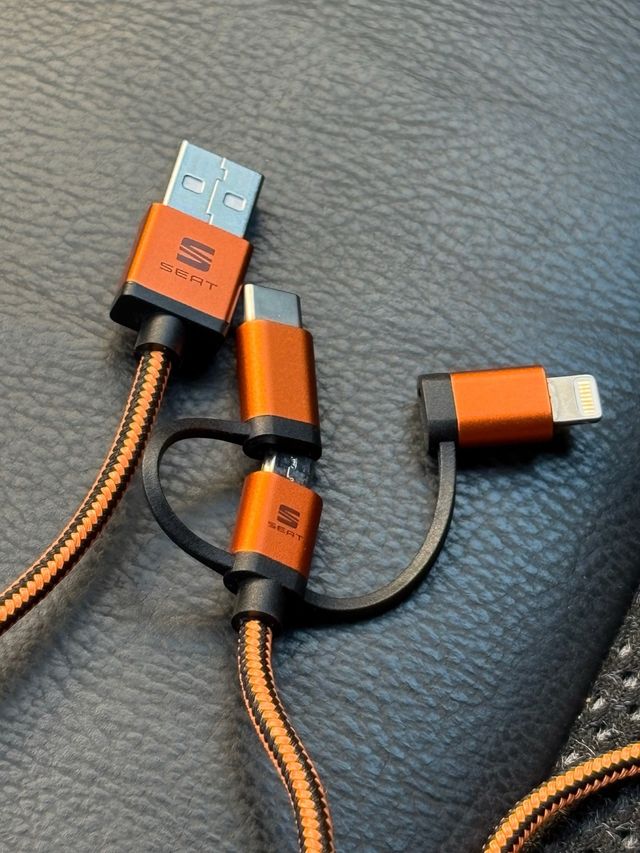 Cable de Carga 3 en 1 Seat Original naranja.