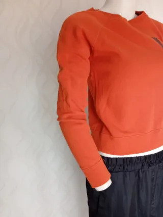 Sudadera Zara naranja con letra L