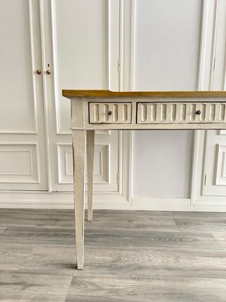 Escritorio de madera con cajones