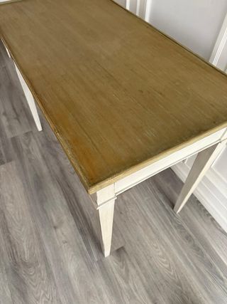 Escritorio de madera con cajones