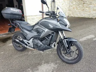 Honda NC 750 XA con baúl