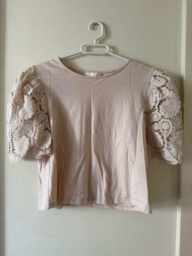 Camiseta beige con mangas de encaje