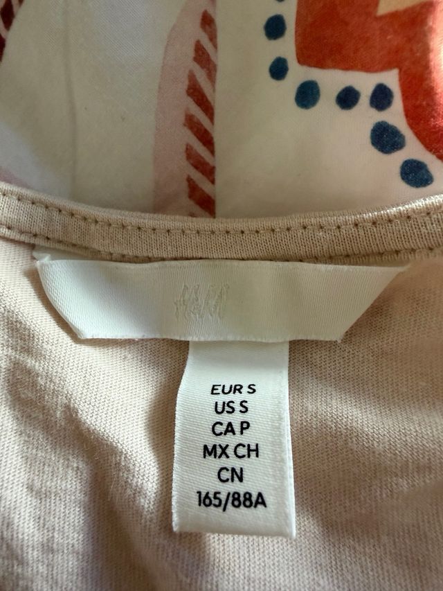 Camiseta beige con mangas de encaje