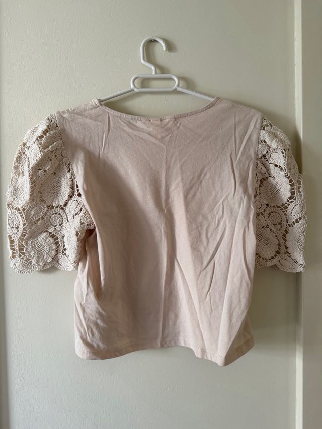 Camiseta beige con mangas de encaje