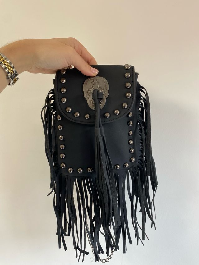 Bolso negro de flecos.
