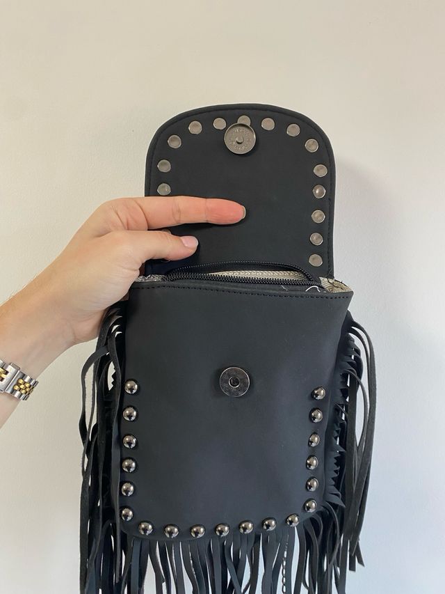 Bolso negro de flecos.