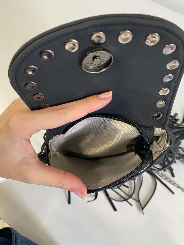 Bolso negro de flecos.