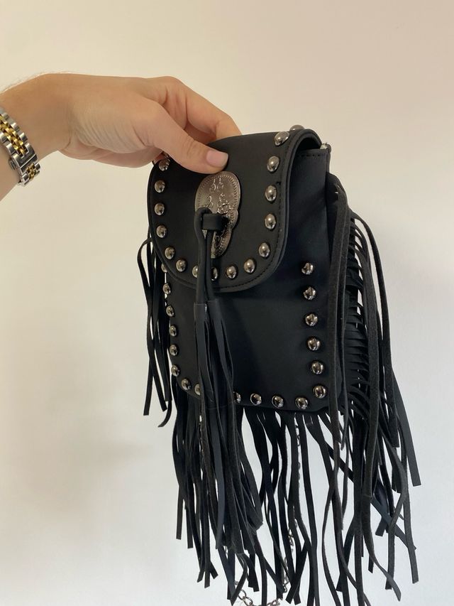 Bolso negro de flecos.