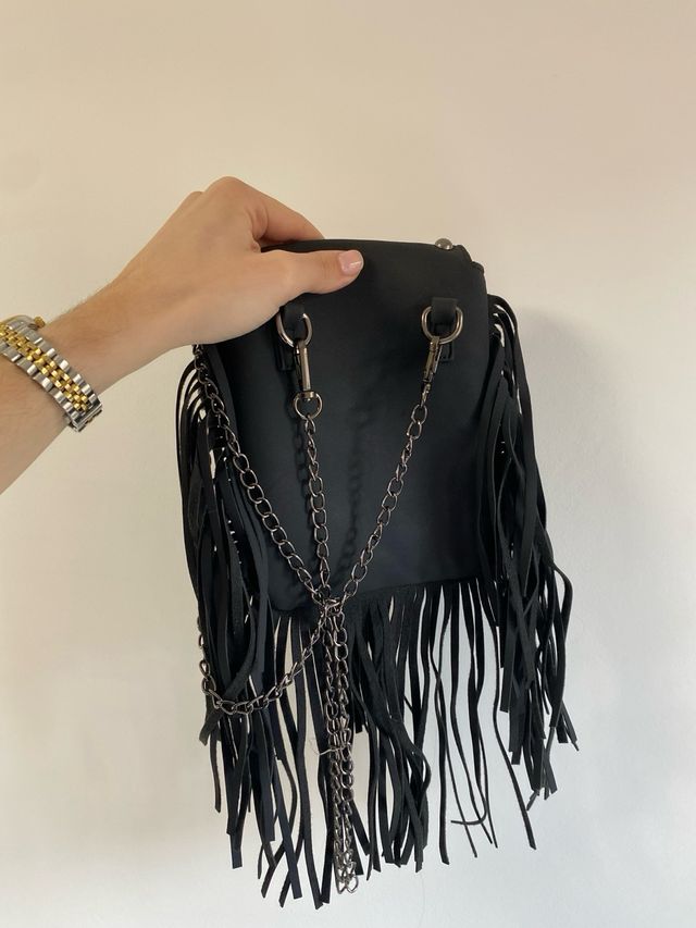 Bolso negro de flecos.
