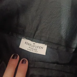 Gonna similpelle nera con bottoni