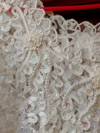 Top de fiesta con lentejuelas y pedrería blanco