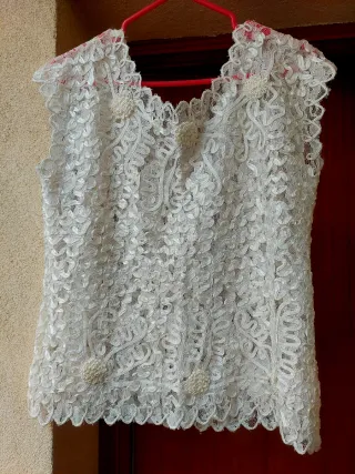 Top de fiesta con lentejuelas y pedrería blanco