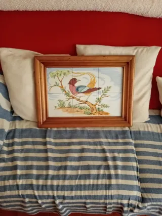 Cuadro de pájaro en cerámica y madera