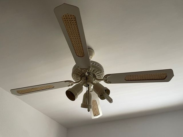 Ventilador de techo beige con ratán