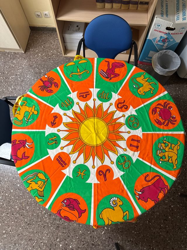 Mantel redondo y servilletas vintage horóscopos