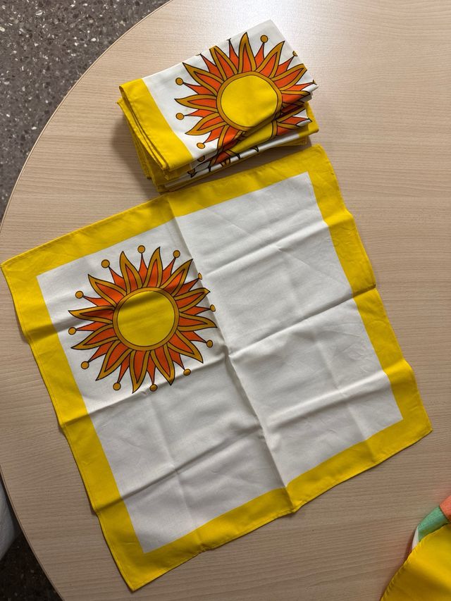 Mantel redondo y servilletas vintage horóscopos