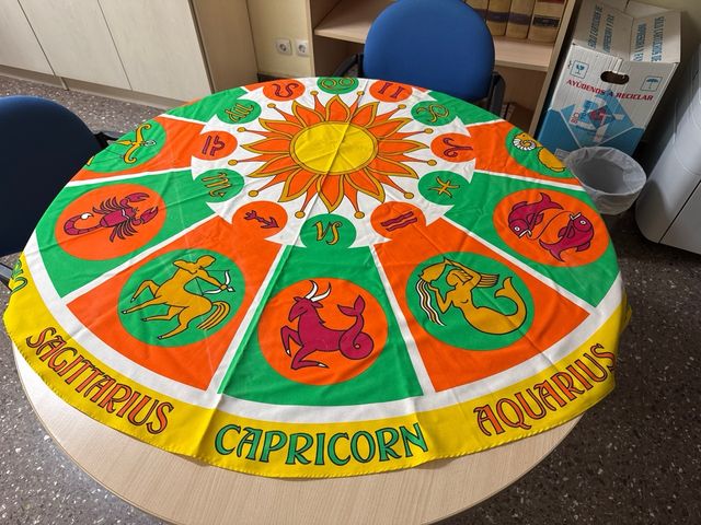 Mantel redondo y servilletas vintage horóscopos