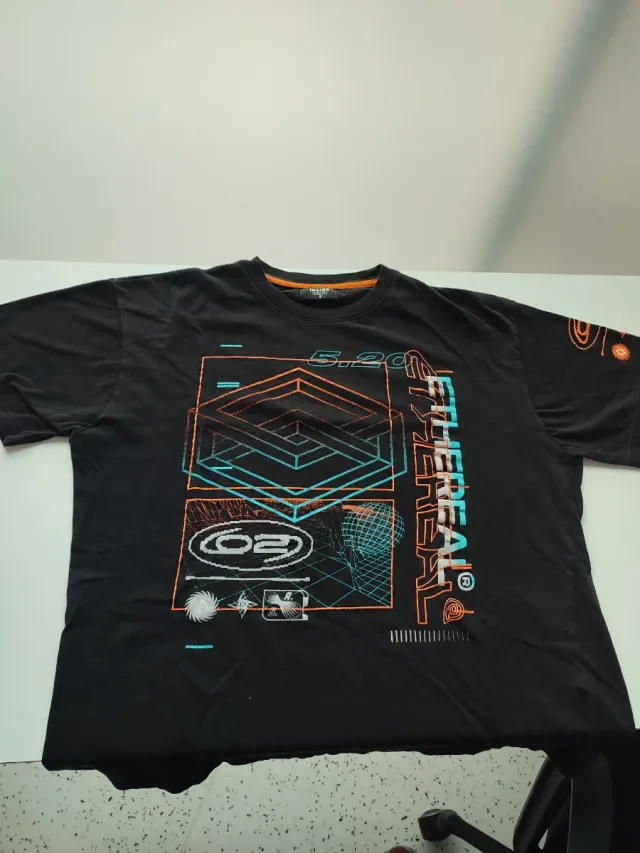 Conjunto INSIDE: Camiseta Negra y Vaqueros